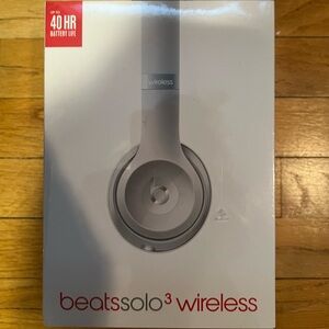 Beats Solo 3 Wirelesss Headphones 
NWT